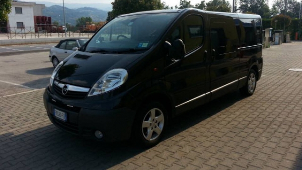 AT LuxuryRent Autonoleggio con conducente Flotta Mini Van